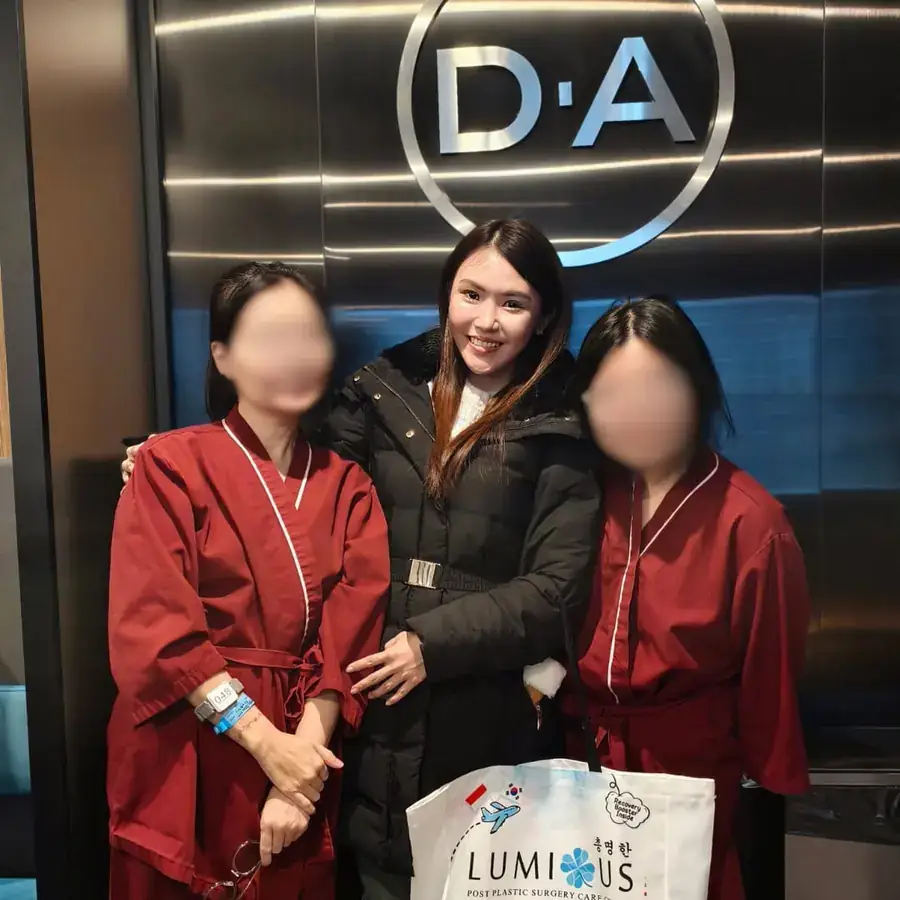 dr. Febriani Sari mendampingi dua pasien di rumah sakit di Korea; wajah pasien disamarkan